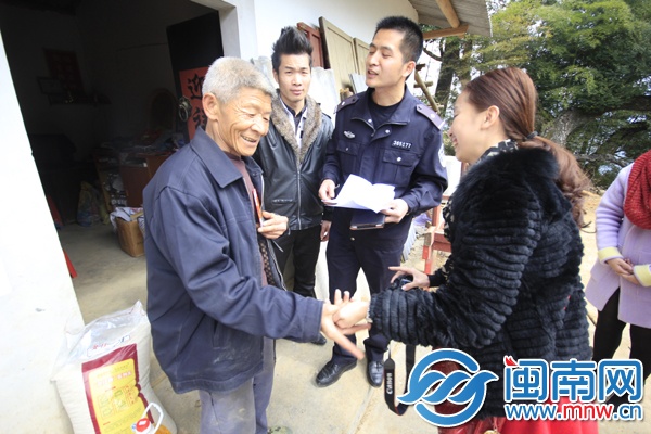 爱心人士为黄大振送上米和油，还有爱心款