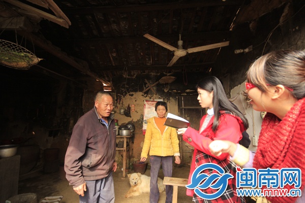 62岁黄献彩就住在这危房里