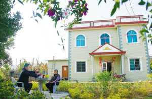 村民李福连家房前小院