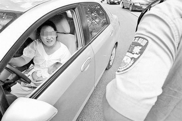 女子高速路上边开车边喂奶