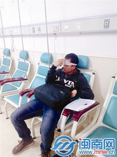 载老乡回家遇连环追尾　6人受伤