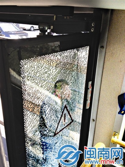 公交行驶中 车门被击穿2