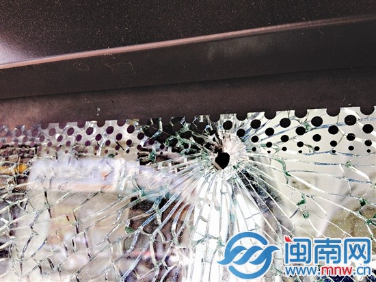 公交行驶中 车门被击穿1