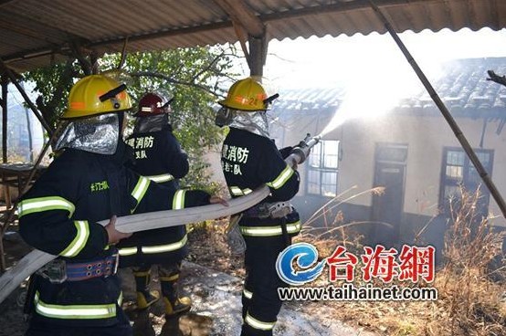 长汀县一民房起火 疑为燃放烟花引发