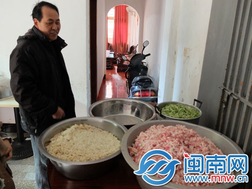 陈阿姨家做鸡卷，材料准备了3大盆