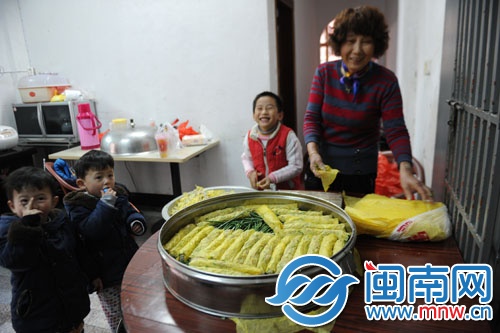 包鸡卷 这一蒸笼鸡卷，得包一个小时呢