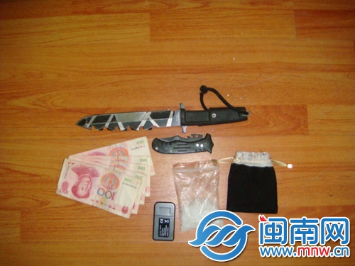 民警从徐某身上及租房内查获的刀具、毒品等物品