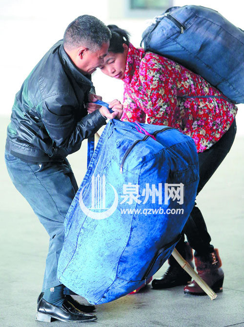 回家的行囊再重，脚步也是轻快的。
