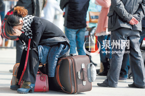 车子还没来，这位女士先小憩一会。