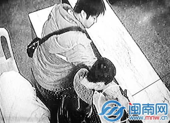 两男子旁若无人地拆电脑显示屏