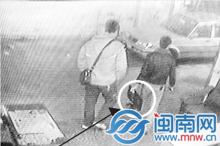 拿着电脑显示屏，男子淡定地扬长而去