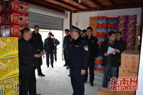 两个非法储存烟花爆竹窝点