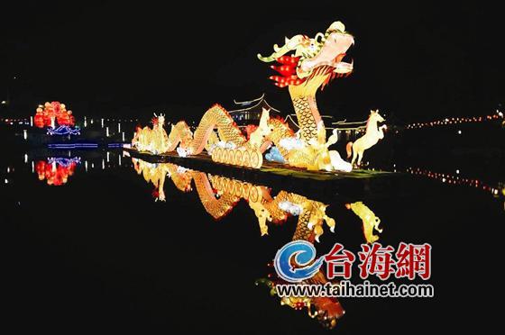 腾飞水面的彩龙花灯