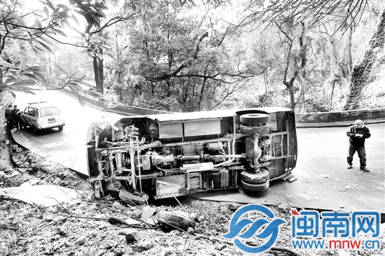 下陡坡又急弯