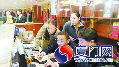 检查人员在查看酒店台账