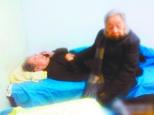 老父躺病床接女儿电话自称散步