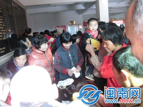 拿到过年红包，大家很开心