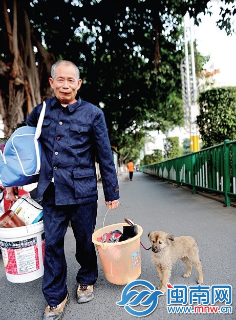 这位阿伯在泉州做工，准备把狗狗也带回家过年（昨日