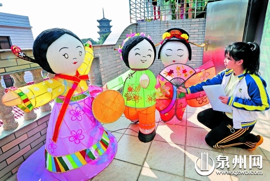 设计师展示所制作的中日韩人物花灯