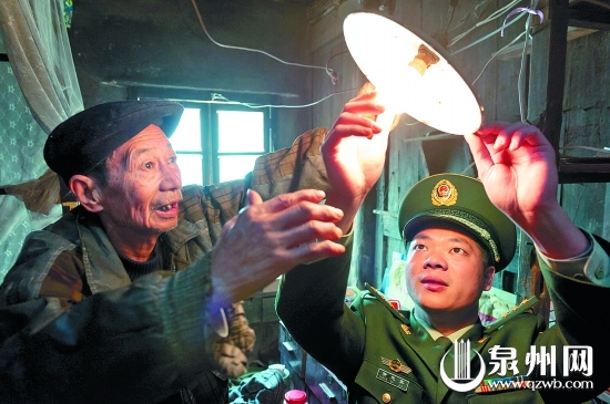 老人家灯泡坏了，边防民警及时修好
