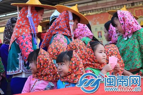 台上表演吸引了台下的小惠女们