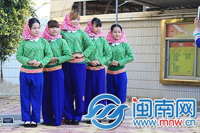 准备上台表演节目的惠安女们