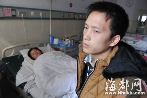 经历了大喜大悲的双胞胎父母很无助