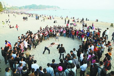 角力游戏在海滨沙滩上演