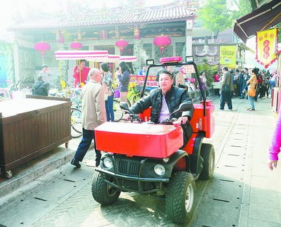 曾厝垵社区义务消防员巡逻劝导商家注意消防安全