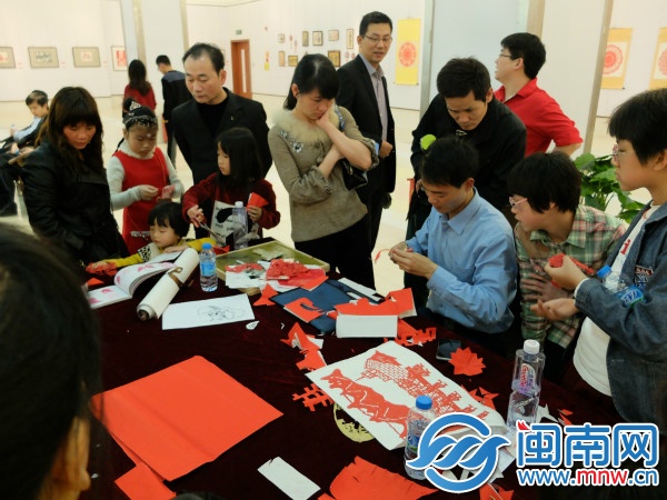 现场好多人围观