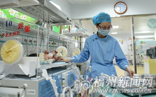 儿童医院ICU重症病房内加班的医护人员