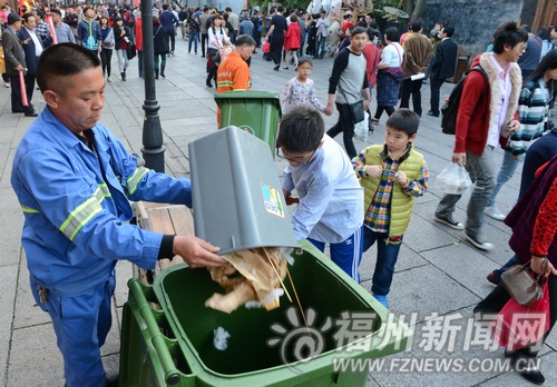 在陈财友和他的30位同事一起努力下，节日里南后街依 