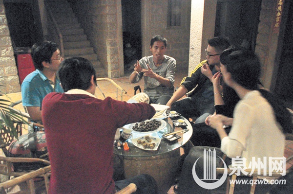 年轻人在茶桌上聊起儿时的回忆 （蔡世力 叶舒雯 摄）