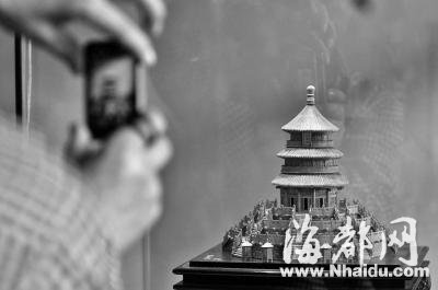 福州本土软木画艺术家吴传福的作品《天坛》
