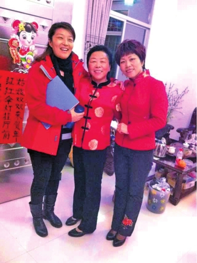 上镜的喜娘两姐妹，中间是妈妈林贵英