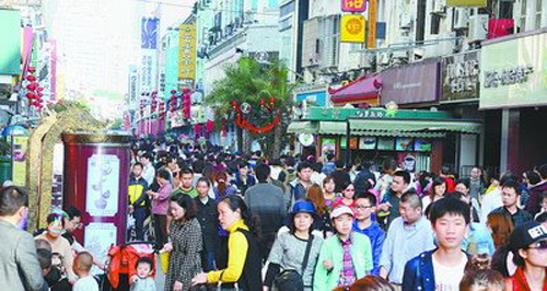中山路步行街。（本报记者 梁伟 摄）
