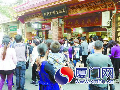 昨日，我市迎来游客高峰，各大景点、特色小吃店里游 