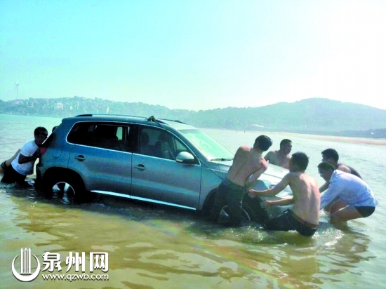 外地车惠安海滩被淹