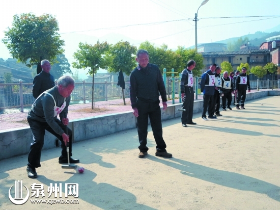 老人们打门球比赛过春节