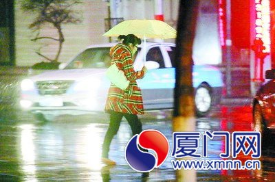昨日，厦门天阴起风降温，当晚9时许开始下起雨来