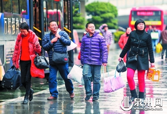 昨日阴雨连绵，但在泉州客运中心站依旧可以看到络绎 