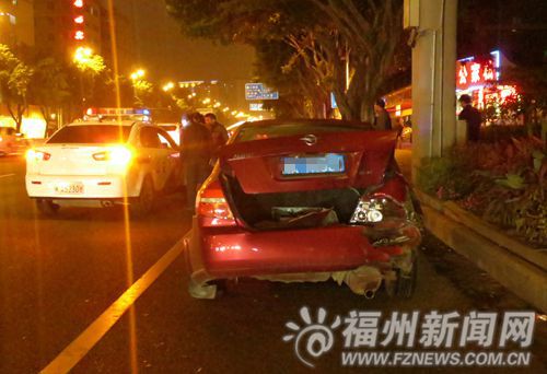 4车连环追尾仅1车“屁股开花”　车主淡定玩手机