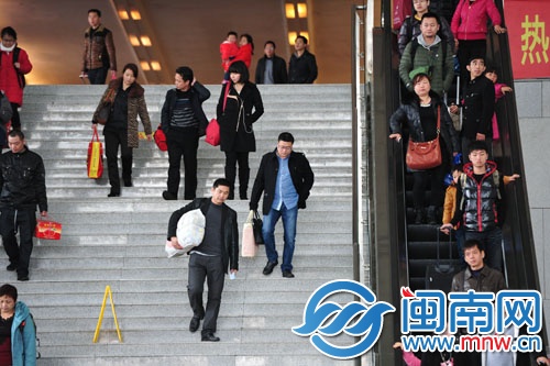 人们纷纷走出高铁站，返回泉州