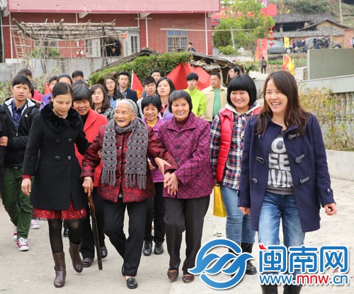 100岁的陈省老人仍精神矍铄