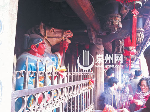 初五拜财神，泉州市区通淮关岳庙人满为患