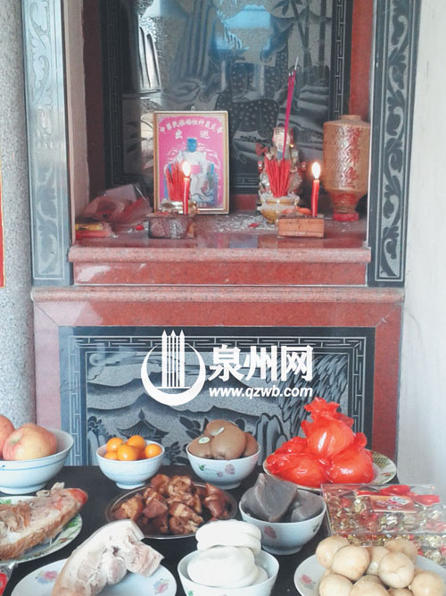 人们在除夕的早晨拜土地公以祈求平安