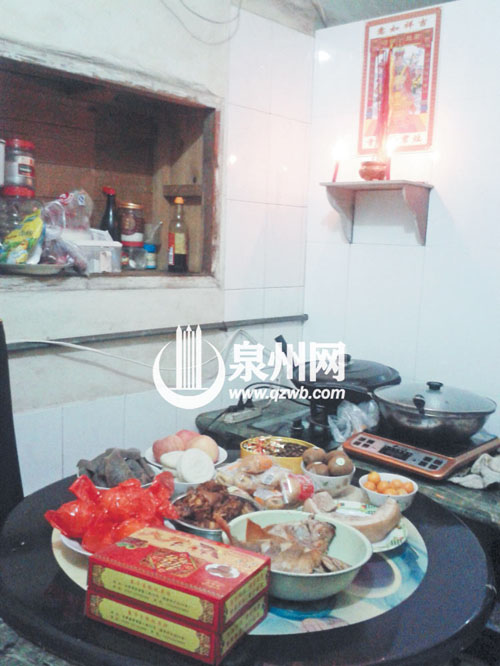 在除夕傍晚，人们会设宴接灶君的归来。