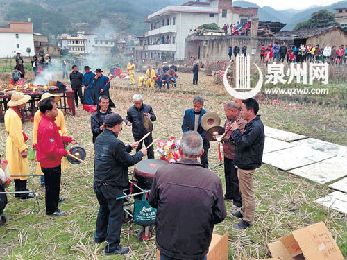 正月初五，永春达埔镇达理村村民们在“迎社火”的仪 