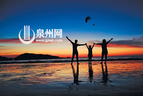 泉州的一家三口在泰国普吉岛共度新春佳节