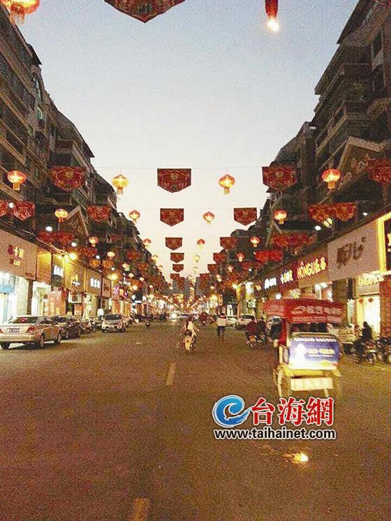 漳州新华东路昨日一节日灯笼突发自燃